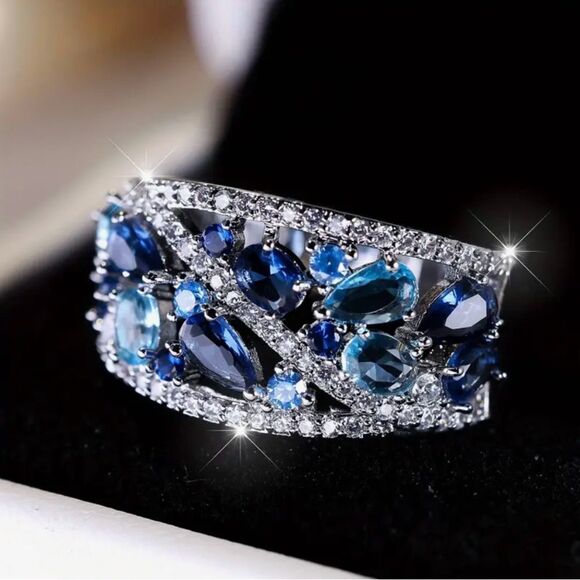 🔷 Gorgeous NEW Blue crystal gemstone band ring size 8 🔷 - Picture 3 of 6
